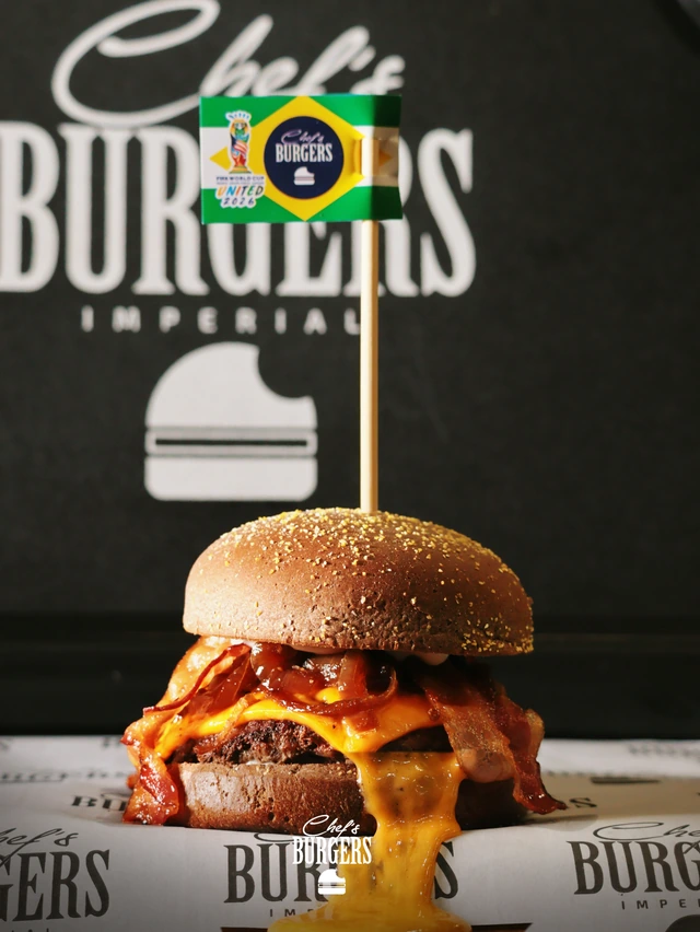 Hambúrguer com bandeira brasileira em um restaurante
