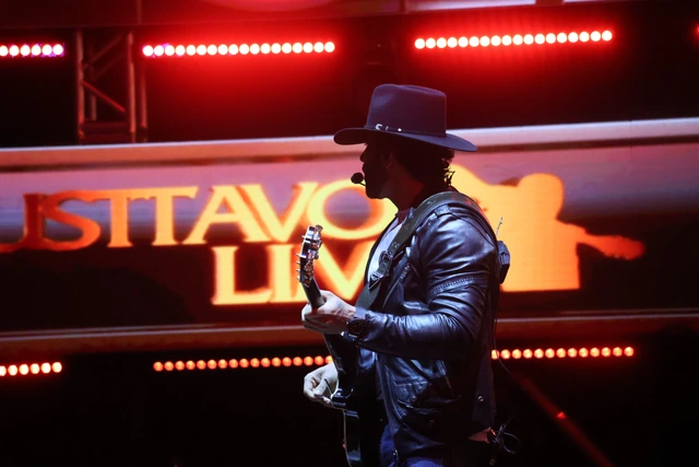 Apresentação musical iluminada no palco